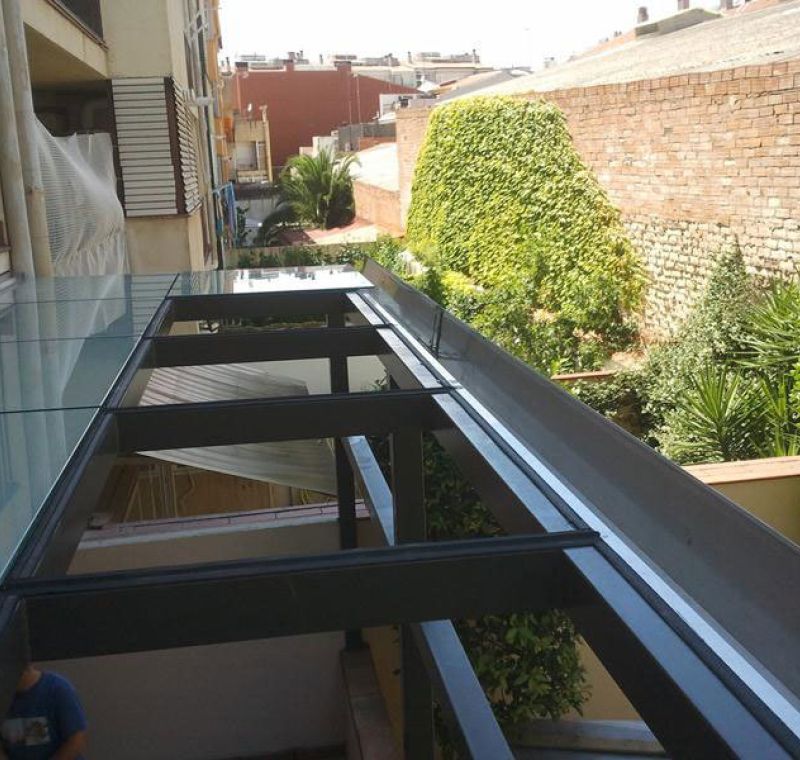 Tancament amb finestres oscil·lo paral·leles