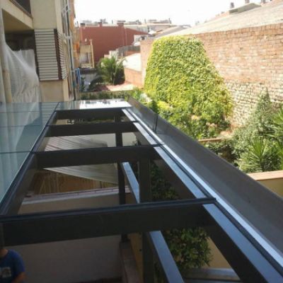 Cerramiento con ventanas oscilo paralelas