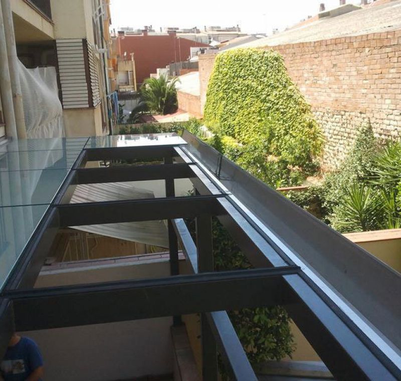 Cerramiento con ventanas oscilo paralelas