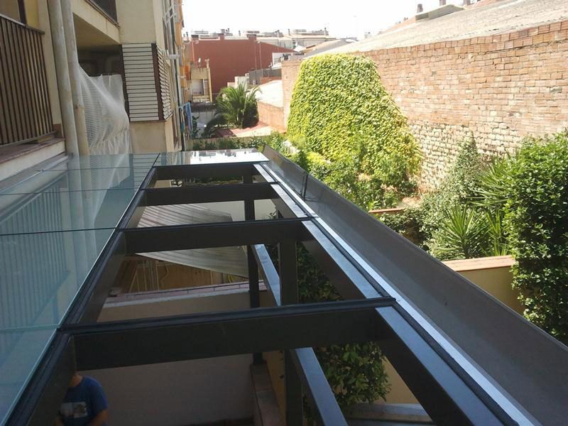 Cerramiento con ventanas oscilo paralelas